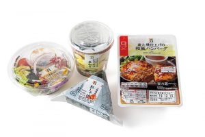 コンビニ食でバランスのいい食事を組み立てる。主食のおにぎり、主菜のハンバーグ、副菜のサラダに汁物はカップ味噌汁。覚えてしまえばコツは簡単。