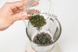 4.ミキサーに刻み昆布、緑茶、3の順に入れて細かく撹拌。