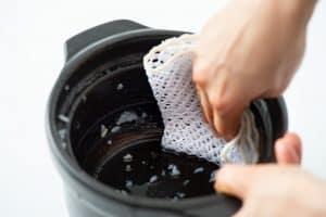 あみたわしの網目についたニチャニチャの米も、洗えば一気にキレイになります。