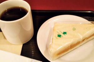 【間食】コーヒー、ピーナッツクリームサンド。「夕食が遅くなるときは主食を先取りしておやつ代わりに」（道江）