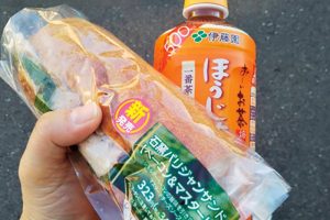 【昼食】パン、お茶。「時間に余裕がないとついコンビニで適当にパンを買って済ませてしまいます」（伊藤）