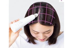 1.【耳より上、帽子で隠れる部分に。】髪を分けて地肌に直接つける。美容液は毛根や地肌に効果があるものなので、髪につけてしまうと届かない可能性があり、意味がない。