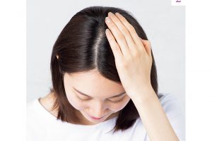 2.【つけたあと、手のひらで浸透させる。】美容液をつけては手のひらで押さえる。そのくり返しで、美容液の有用成分を浸透させ、より効果を上げることができる。