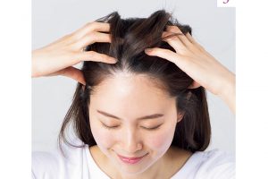 3.【指の腹を使って、全体をもむ。】両手の指の腹を使って、生え際から頭頂部に向かい、ゆっくりもむようにマッサージする。爪を立てて、頭皮を傷つけないように注意。