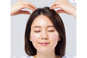 4.【頭皮全体をタッピングするように。】両手の指の腹で、頭皮を軽くつまむようにして弾みをつけ、タッピングする。心地よい刺激になる程度に。