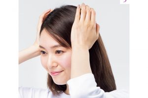 5.【仕上げに、こめかみ中心にプッシュ。】左右のこめかみを、手のひら全体を使って、気持ちいい程度にプッシュする。そのまま円を描くように回しても効果あり。