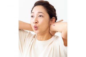 唇を「う」の形にし、手のひらの小指側の付け根＝小指球を耳の下の骨のくぼみに沿わせる。唇から引き離すような感覚で、5秒かけて後方に手を引き抜いていく。アゴが下がらないよう注意。5回。