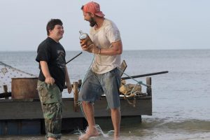 偶然から始まった男2人旅はいつしか家族とも呼べる間柄に変化していく。