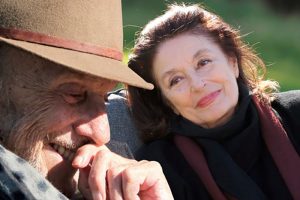 アンヌは記憶を失いつつある元恋人の話に優しく聞き入る。