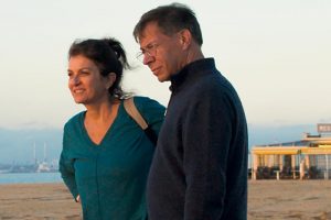 ふたりの子どもたちは父と母の行方を見守るなかで親交を深める。