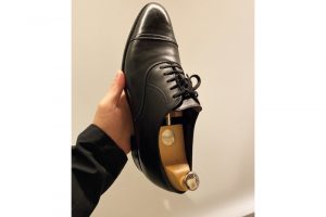 革靴は、買った店に持ち込んで靴底を張り替えてもらい、長く履く。
