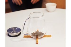 2.飲む分量に合わせたティーポットに湯通しする。しっかり温めたら湯を捨て、分量の茶葉を入れる。