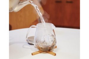 3.一気に湯を注ぐことで空気を含ませて、ポットの中で茶葉を「ジャンピング」させる。