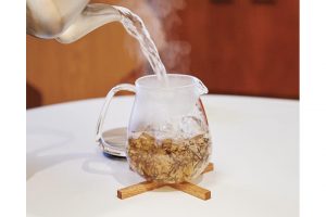 4.湯に含まれた空気の浮力により、茶葉が上に浮く。美味しく入った証拠だ。