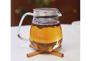 6.水面に浮いた茶葉から抽出が始まり、お湯の色が変わっていく。自然に茶葉が降りてくるのを待つ。