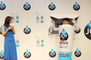 モニュメントから藤本さんが登場！