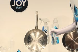 スプレーの噴射口を替えるだけで、広がる泡にも。