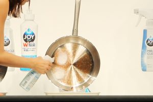 油がこびりついたフライパンも……