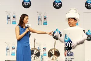 自身の指で拭って、するんと落ちていることを強調する藤本さん。