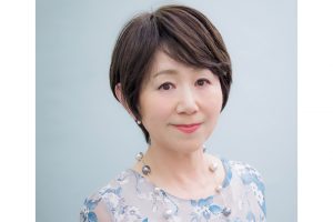 入江明子さん　優しそうな目元と白い美肌を生かしたチャーミングメイク。