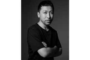  NARS グローバルアーティストリーディレクター 伊藤貞文氏。NARS日本一号店（伊勢丹新宿店）のカウンターでメーキャップスタイリストのキャリアをスタート。2018年にNARS グローバルアーティストリーディレクターに就任。クラシカルからポップ、モードまで、メーキャップのスタイルは幅広く、繊細なテクニックと感性で、独自の世界観を創造し続けている。