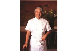 熊谷喜八シェフ セネガル、モロッコ日本大使館料理長に就任後、 パリの「マキシム」などで研鑽を積む。1987年、KIHACHIをオープン。フランス料理をベースに、からだに安全で美味しいものにこだわった、ジャンルにとらわれない日本発の洋食としてKIHACHI流無国籍料理を生み出した。