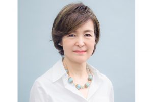 内田七彩子さん　透明感あふれる肌とソフトな印象が若々しくて魅力的。