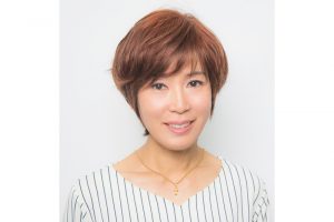 坂牛惠理子さん　キュッと上がった口角と切れ長な目元が上品でエレガント。