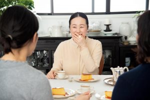 大きなガラスの型のまま持っていけるから、どの集まりでも喜ばれる。「子どもも男性も、お年寄りも、プリンを嫌いな人は少ないですし、取り出すときもとても盛り上がるんですよ」と内田さん。好きなお茶を合わせて。