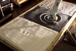 ロボットアームが描き出す美しい砂紋の実験風景。