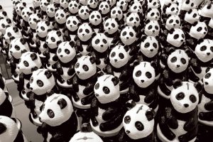 WWFの募金活動のため、’10年に制作された「Panda Eyes」。ずらりと並んだのは’60〜70年代のパンダの貯金箱。人がいる方向に、一斉にくるりと振り向く。オークションで売却され、現在はWWFに展示されている。