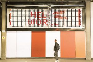 ロンドンの中心・バービカン・センターの、コンサートホールがあるビル下のトンネル部の壁に設置された作品。オーケストラの演奏などをデジタル処理したデータに合わせ、設置したピクセル状の小さなパネルが動く。