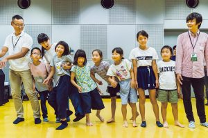 <strong>放課後ダイバーシティ・ダンス</strong>　地域の児童館など都内3か所で、ダンスをつくるプラットフォームを創出するプロジェクト。菅原小春や尾上菊之丞、砂連尾理など第一線で活躍するダンサーや、地域で多様なダンスに関わる人々がワークショップを行い、子供たちが自ら振り付けを考え、”踊りをつくる楽しみ”を体験してもらう。企画者／ADD実行委員会　会場／港区、国立市、日の出町　https://addance.net　撮影／植田洋一