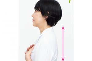 1.顔は正面に向けて、胸に手を当てたら、背筋をピンと伸ばす。
