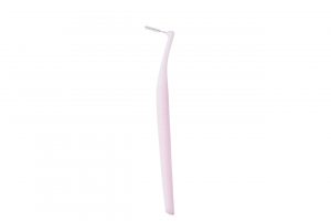 奥歯の歯間部にも届くL字型のブラシ。先端は強度の高いワイヤーで折れにくく、コンパクト。ハンドルはしっかり握れる長めサイズ（108mm）で細かく動かしやすい。「sss」は初めて歯間ブラシを使う人や、狭い隙間にも対応した超極細タイプ。システマ歯間用ブラシ SSS 8本入り500円（ライオン）