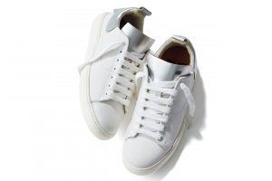 3.ラクなスリッポンタイプ。メタリックレザー×レザーが洗練されている。スニーカー2万9000円（サス／ヒットマン プレスルーム TEL.03-3481-5877）　