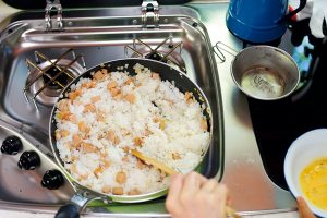 自宅から持ってきた冷やご飯で中学生の娘が作る、スパムと卵のチャーハン。