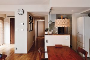 築16年のマンションをリノベーション。キッチンを中心に双方向に回遊できる動線を考えた間取りは、家事の効率をアップさせるだけでなく、住まい全体にも通風や採光を取り入れ、家事をするのも楽しい時間に。