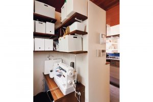 キッチンの奥、洗濯機置き場があるちょっとした場所が妻のワークスペース。隙間時間を利用して、趣味の洋裁を楽しんでいる。