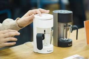 カップに飲み物を注ぎ、撹拌子を入れてセットし、ボタンを押すだけ。