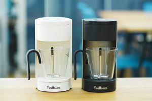 介護用調理器をイメージさせない小型で軽やかなデザインに。ダイニングテーブルにも置ける、暮らしに溶け込むものを目指した。