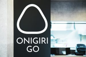 シンプルでナチュラルな店舗デザインもみんなで考えた。脱プラスチックにも取り組んでいる。