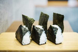 作りたてを提供するので添加物は一切なし。厚みがあって香りがよく、時間が経っても手にベタつかない海苔も評判。