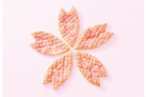 銀のぶどう「さくらパイ」（540円、6枚）ほんのり香る桜葉を散りばめ、芳醇な発酵バターで焼き上げた桜の花びらパイ。販売：～4月上旬頃