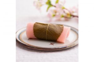 森八「さくら餅」（195円）国産の桜葉、小豆を使用した焼皮のもちもち食感と桜葉の香りを楽しむさくら餅。販売：～４月中旬