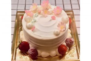 デコフルール「春のデコレーション」（3,564円）かわいらしい桜の花のチョコレートとクリームで飾った苺のショートケーキ。販売：～4月上旬