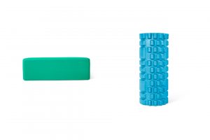 写真左「ヨガブロック」（400円）、写真右「フォームローラー」。（1,800円）