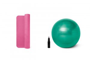 写真左「ヨガマット」（2,000円）、写真右「フィットネスボール」。（1,500円）