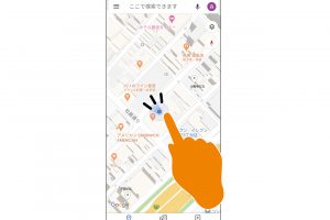 1.車を停めたらアプリを開き、現在地を示す青い丸をタップする。