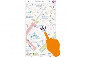 1.行楽地や待ち合わせなどで、自分の場所を伝えるときに便利。まず、アプリを開いて現在地の青い丸をタップ。